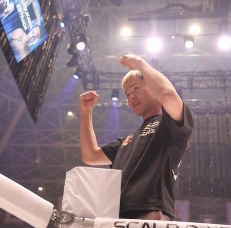 ファンの声援に応える那須川天心（撮影・佐々木彰尚）