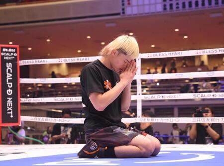 練習を終えて手を合わせる那須川天心（撮影・佐々木彰尚）