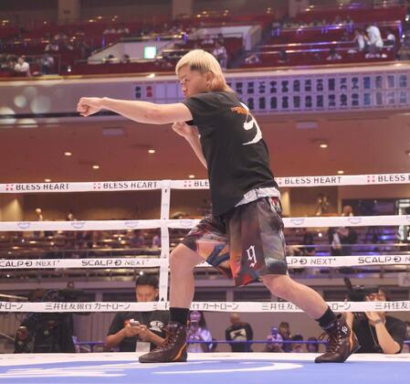 練習をする那須川天心（撮影・佐々木彰尚）