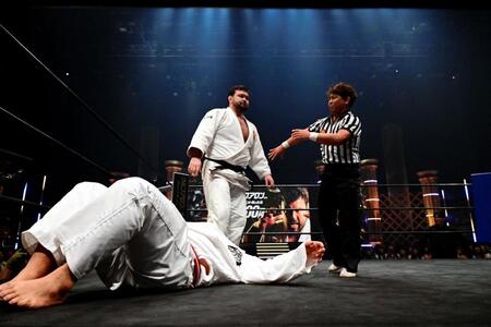 ウルフアロン（奥）に投げ飛ばされ、大の字のノッコン寺田　©ＳＨＯＴＡ　ＳＯＴＯＤＡＴＥ