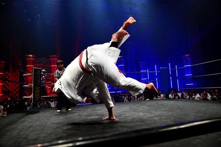 ウルフアロンに投げ飛ばされるノッコン寺田　©ＳＨＯＴＡ　ＳＯＴＯＤＡＴＥ