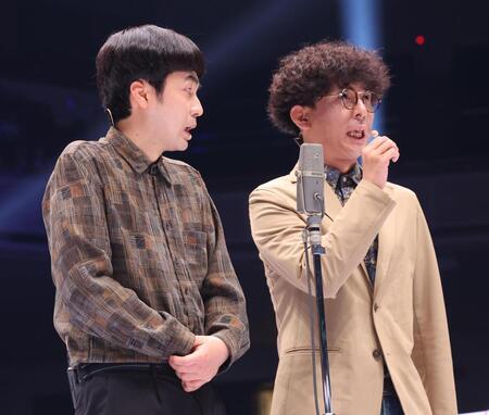 漫才を披露するたくろうの赤木裕（左）ときむらバンド（撮影・佐々木彰尚）