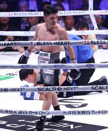 ２回、偶然のバッティングでペドロ・ゲバラが続行不可能となり引き分けの坪井智也（撮影・金田祐二）