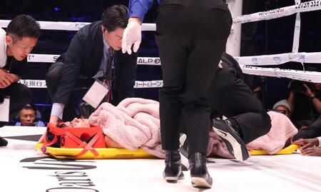 ２回、坪井智也とのバッティングで試合続行不可能となり、担架に乗せられリングを降りるペドロ・ゲバラ（撮影・佐々木彰尚）