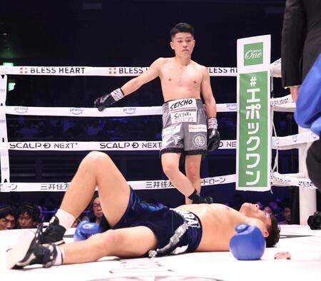 ２回、バッティングで崩れ落ちたペドロ・ゲバラ（下）をニュートラルコーナーで見つめる坪井智也（撮影・佐々木彰尚）