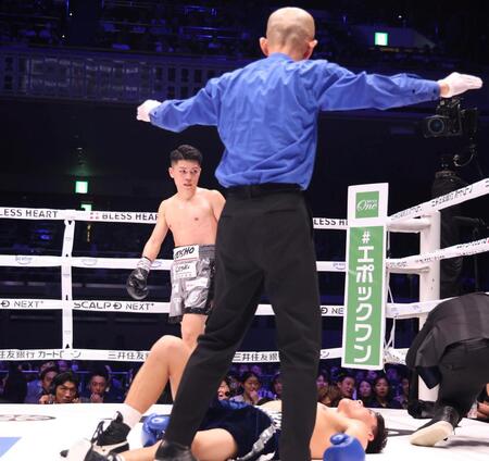 ２回、バッティングでペドロ・ゲバラ（下）が崩れ落ち試合続行不可能となり、ドロー裁定となった坪井智也（奥）＝撮影・佐々木彰尚