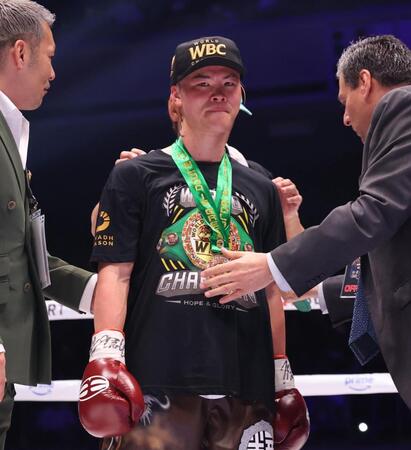 フアンフランシスコ・エストラダに勝利し、唇を噛みしめる那須川天心（撮影・佐々木彰尚）