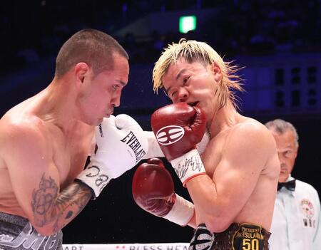 ４回、フアンフランシスコ・エストラダ（左）の左に顔を歪める那須川天心（撮影・佐々木彰尚）