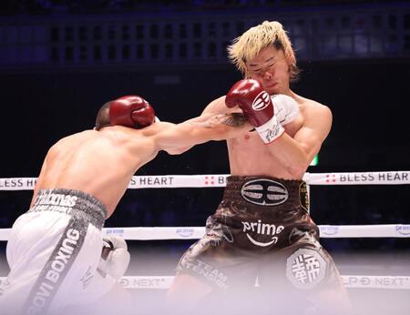 ２回、フアンフランシスコ・エストラダ（左）の右を浴びる那須川天心（撮影・佐々木彰尚）