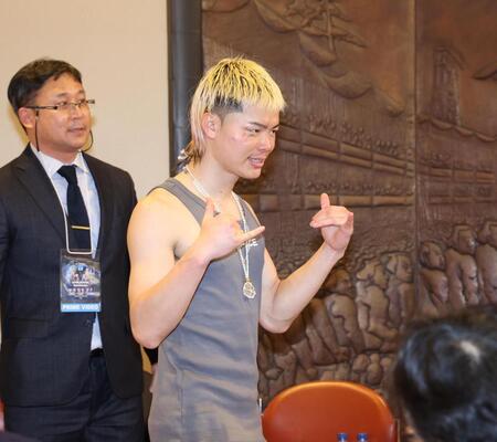 会見を終えて引き揚げる那須川天心（撮影・佐々木彰尚）