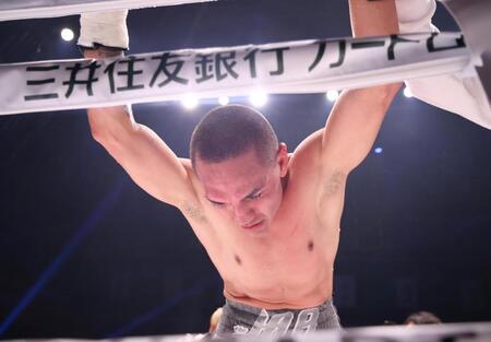 ９回を終えて棄権し、苦しそうな表情でロープにもたれるフアンフランシスコ・エストラダ（撮影・佐々木彰尚）