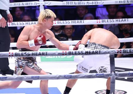 １回、ファン・フランシスコ・エストラーダにボディを放つ那須川天心（撮影・金田祐二）