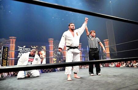 勝ち名乗りを受けるウルフアロン（中央）と呆然の把瑠都（左）©ＳＨＯＴＡ　ＳＯＴＯＤＡＴＥ