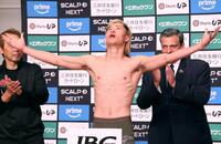 計量をパスした那須川天心（撮影・佐々木彰尚）　