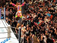 コーナーから場外へのプランチャを敢行するフワちゃん