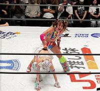 鬼の形相でスターライト・キッド（左）を攻め立てるフワちゃん