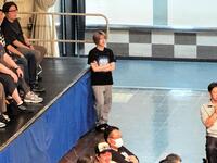 ４・２６横浜アリーナ大会で一騎討ちするフワちゃんの試合に熱視線を送る安納サオリ