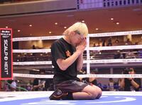 練習を終えて手を合わせる那須川天心（撮影・佐々木彰尚）