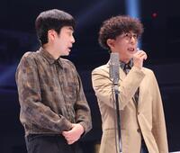 漫才を披露するたくろうの赤木裕（左）ときむらバンド（撮影・佐々木彰尚）