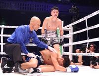 ２回、バッティングで倒れ込んだペドロ・ゲバラ（下）を呆然と見つめる坪井智也（撮影・佐々木彰尚）