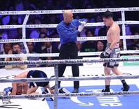 ２回、偶然のバッティングでペドロ・ゲバラが続行不可能となり引き分けの坪井智也（撮影・金田祐二）