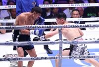 １回、ペドロ・ゲバラを攻める坪井智也（撮影・金田祐二）