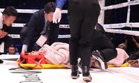 ２回、坪井智也とのバッティングで試合続行不可能となり、担架に乗せられリングを降りるペドロ・ゲバラ（撮影・佐々木彰尚）