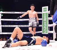 ２回、バッティングで崩れ落ちたペドロ・ゲバラ（下）をニュートラルコーナーで見つめる坪井智也（撮影・佐々木彰尚）