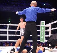 ２回、バッティングでペドロ・ゲバラ（下）が崩れ落ち試合続行不可能となり、ドロー裁定となった坪井智也（奥）＝撮影・佐々木彰尚