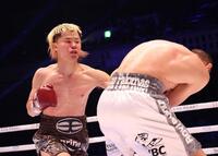 １回、フアンフランシスコ・エストラダ（右）を攻める那須川天心（撮影・佐々木彰尚）