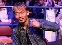 フアンフランシスコ・エストラダ対那須川天心戦を見つめる堤聖也（撮影・佐々木彰尚）