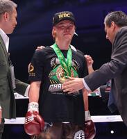 フアンフランシスコ・エストラダに勝利し、唇を噛みしめる那須川天心（撮影・佐々木彰尚）