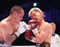 ４回、フアンフランシスコ・エストラダ（左）の左に顔を歪める那須川天心（撮影・佐々木彰尚）