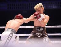 ２回、フアンフランシスコ・エストラダ（左）の右を浴びる那須川天心（撮影・佐々木彰尚）