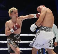 ３回、フアンフランシスコ・エストラダ（右）を攻める那須川天心