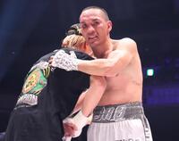 試合を終え、那須川天心（左）と抱き合うフアンフランシスコ・エストラダ（撮影・佐々木彰尚）