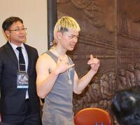 会見を終えて引き揚げる那須川天心（撮影・佐々木彰尚）