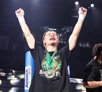 声援に応える那須川天心（撮影・佐々木彰尚）