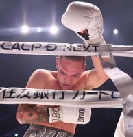 ９回を終えて棄権したフアンフランシスコ・エストラダは、お腹を押さえ苦しそうな表情を見せる（撮影・佐々木彰尚）