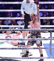 ６回、ファン・フランシスコ・エストラダとバッティング。ダウンを奪ったと思いガッツポーズの那須川天心（撮影・金田祐二）