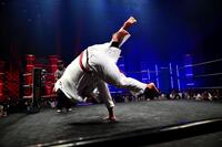 ウルフアロンに投げ飛ばされるノッコン寺田　©ＳＨＯＴＡ　ＳＯＴＯＤＡＴＥ