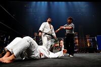 ウルフアロン（奥）に投げ飛ばされ、大の字のノッコン寺田　©ＳＨＯＴＡ　ＳＯＴＯＤＡＴＥ