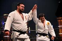 激闘を繰り広げたウルフアロン（左）と高藤直寿氏（右）　©ＳＨＯＴＡ　ＳＯＴＯＤＡＴＥ