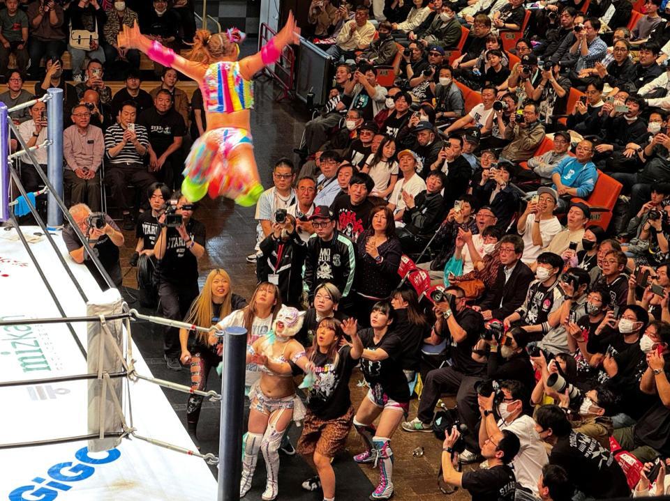 コーナーから場外へのプランチャを敢行するフワちゃん