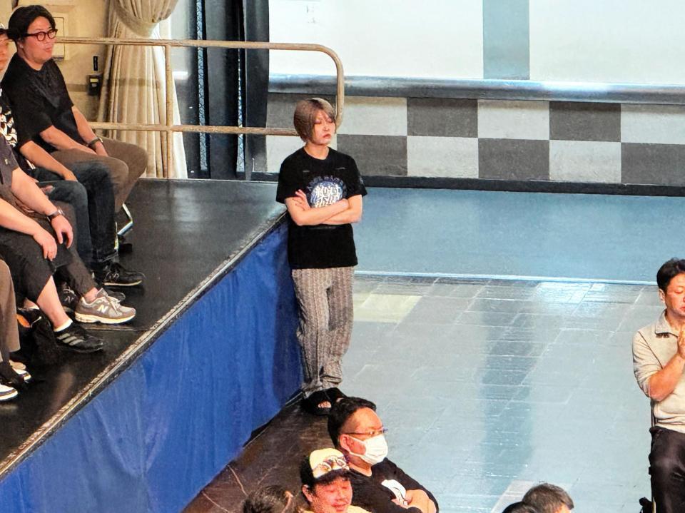 ４・２６横浜アリーナ大会で一騎討ちするフワちゃんの試合に熱視線を送る安納サオリ