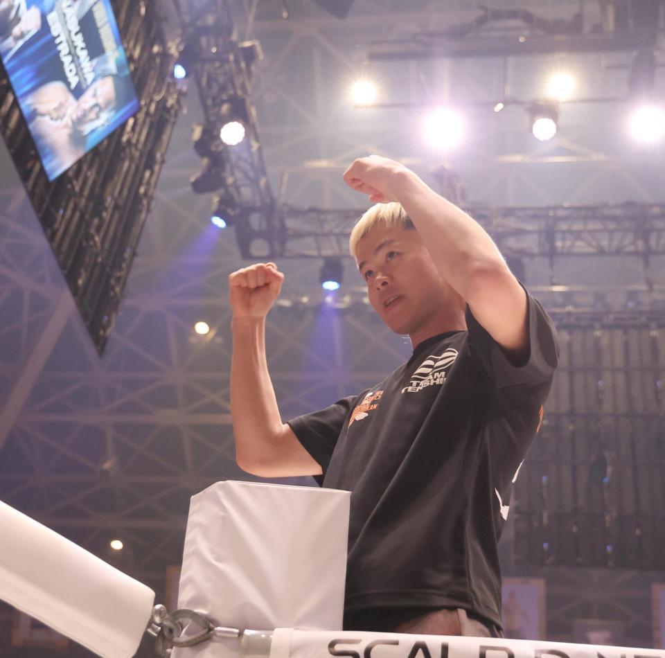 ファンの声援に応える那須川天心（撮影・佐々木彰尚）