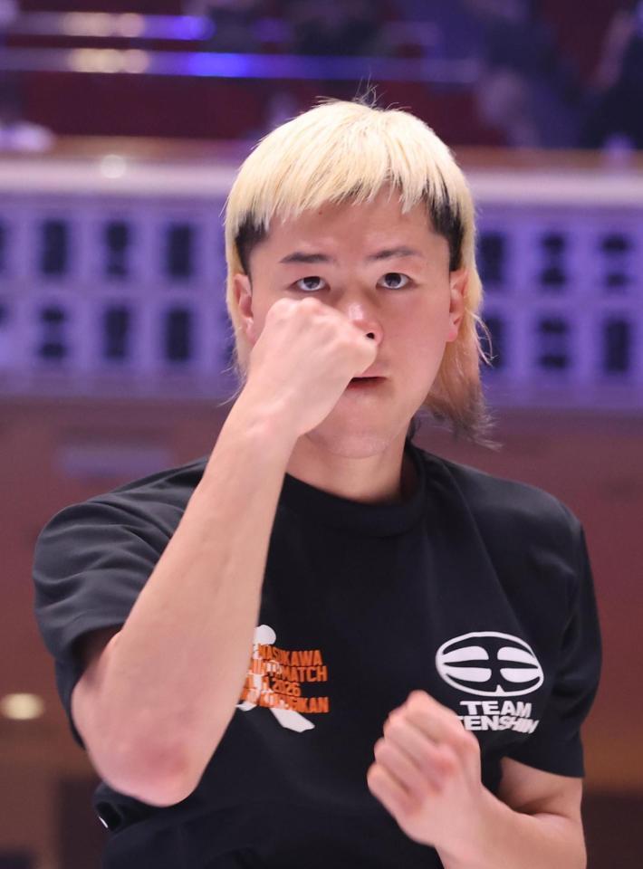 練習をする那須川天心（撮影・佐々木彰尚）