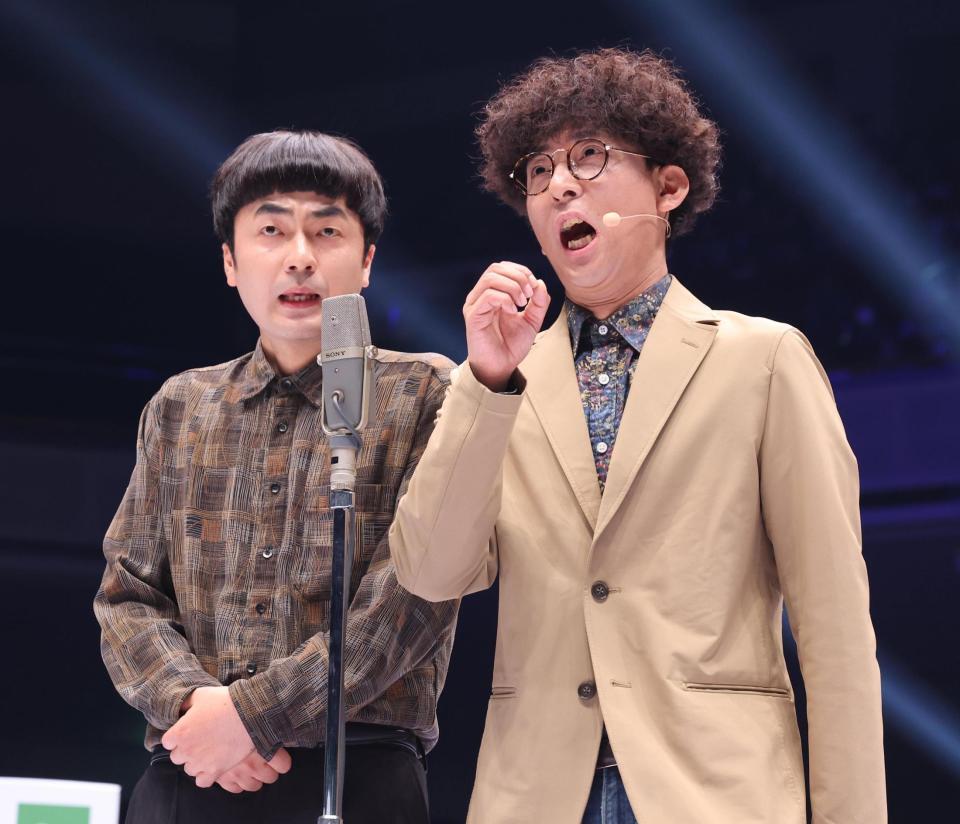 漫才を披露するたくろうの赤木裕（左）ときむらバンド（撮影・佐々木彰尚）