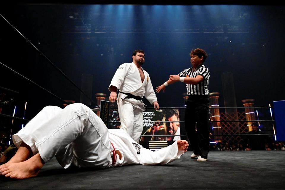 ウルフアロン（奥）に投げ飛ばされ、大の字のノッコン寺田　©ＳＨＯＴＡ　ＳＯＴＯＤＡＴＥ