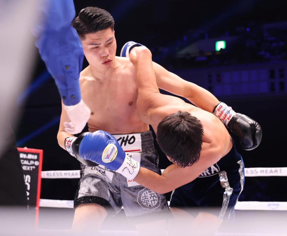 ２回、坪井智也（左）とのバッティングにより崩れ落ちるペドロ・ゲバラ（撮影・佐々木彰尚）